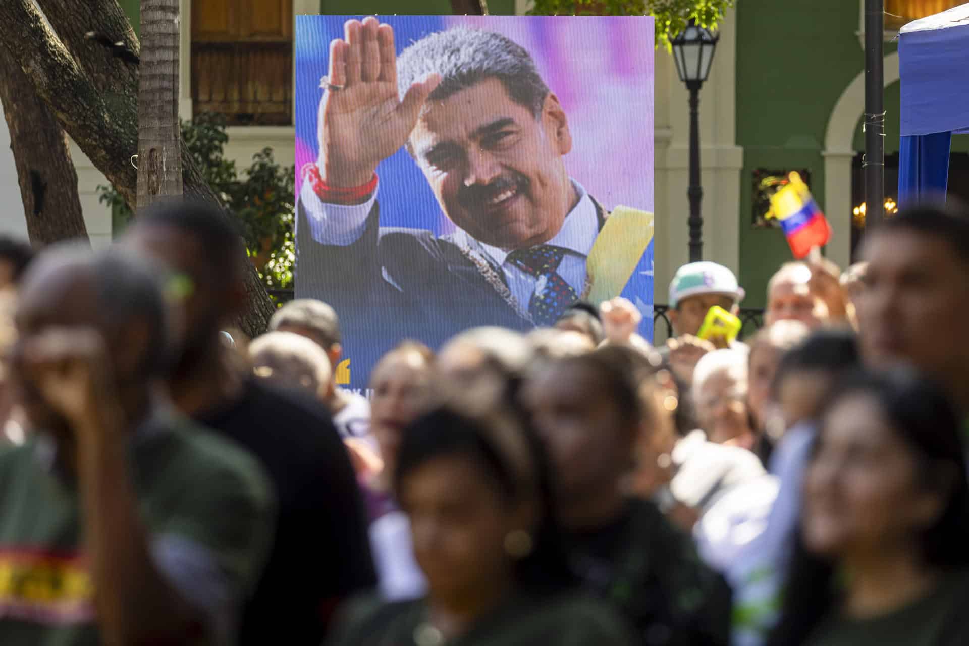 Fotografía que muestra una imagen del presidente de Venezuela, Nicolás Maduro, durante el 'Cabildo abierto en Defensa de la Autodeterminación de los Pueblos' este sábado, en Caracas (Venezuela). EFE/ Miguel Gutiérrez