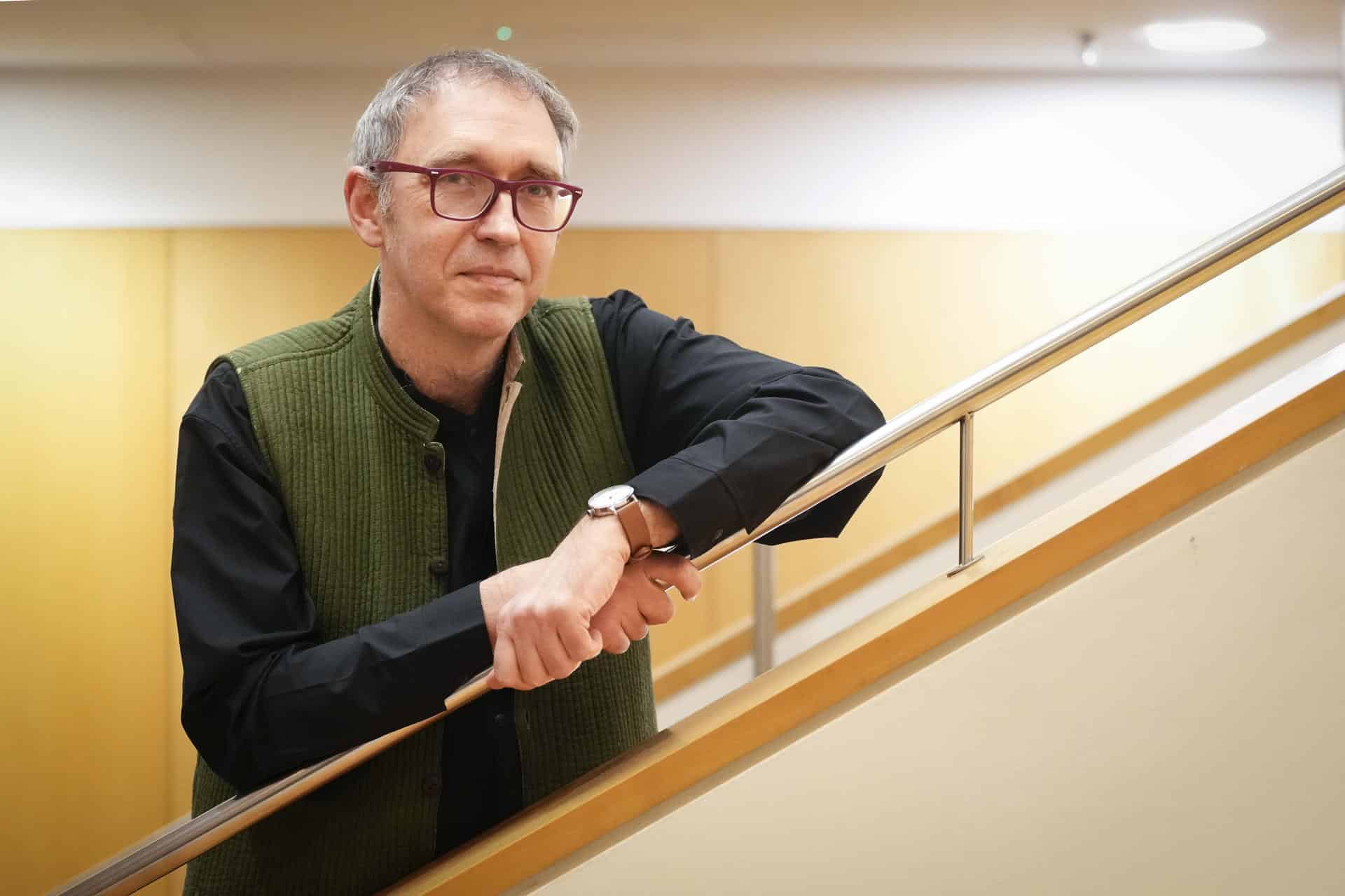 El filósofo australiano Roman Krznaric, autor de 'Historia para el mañana', en una entrevista a EFE. EFE/Enric Fontcuberta