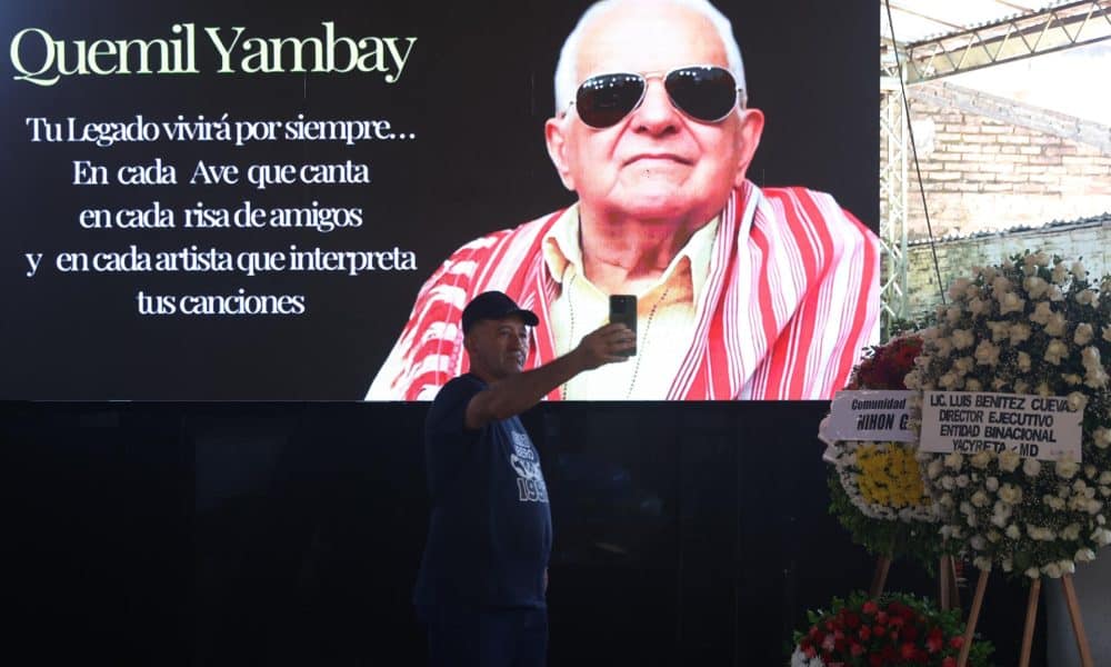 Una persona asiste a las honras fúnebres del cantante paraguayo Quemil Yambay este jueves, en Fernando de la Mora (Paraguay). EFE/ Juan Pablo Pino