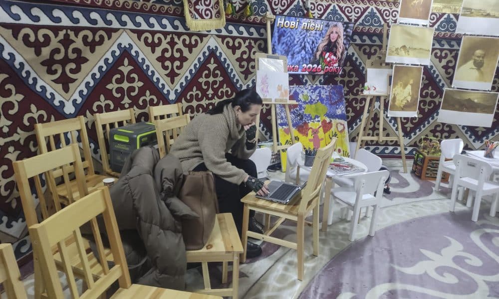 .- Una mujer trabaja este jueves, con su ordenador portátil en la carpa inspirada en las viviendas tradicionales de los nómadas de Asia Central que la comunidad kazaja de Kiev ha habilitado para ofrecer suministro eléctrico durante los apagones provocados por los bombardeos rusos. Dos ataques masivos contra el sistema energético ucraniano lanzados por Rusia en el período más frío del año han dado al traste con la ya precaria normalidad a la que se habían acostumbrado los habitantes de Kiev, que se ven obligados a salir de casa para trabajar, calentarse y cargar sus móviles al haberse agravado el déficit de suministro por los bombardeos. EFE/ Marcel Gascón