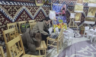 .- Una mujer trabaja este jueves, con su ordenador portátil en la carpa inspirada en las viviendas tradicionales de los nómadas de Asia Central que la comunidad kazaja de Kiev ha habilitado para ofrecer suministro eléctrico durante los apagones provocados por los bombardeos rusos. Dos ataques masivos contra el sistema energético ucraniano lanzados por Rusia en el período más frío del año han dado al traste con la ya precaria normalidad a la que se habían acostumbrado los habitantes de Kiev, que se ven obligados a salir de casa para trabajar, calentarse y cargar sus móviles al haberse agravado el déficit de suministro por los bombardeos. EFE/ Marcel Gascón