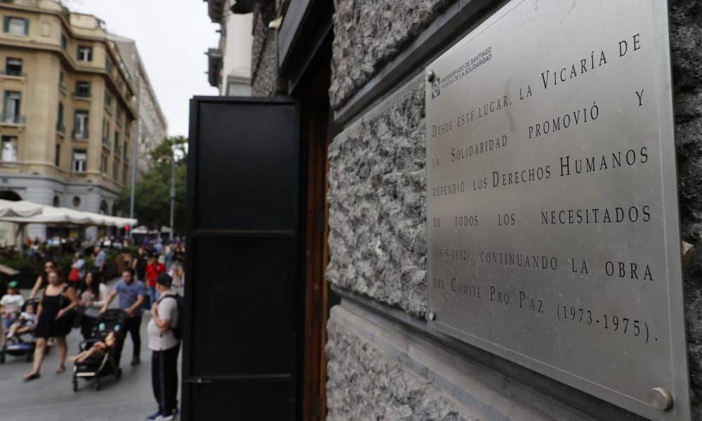 Fotografía de una placa conmemorativa en el frontis del edificio donde funcionó la Vicaría de la Solidaridad (1976-1992), en Santiago (Chile). EFE/ Elvis González