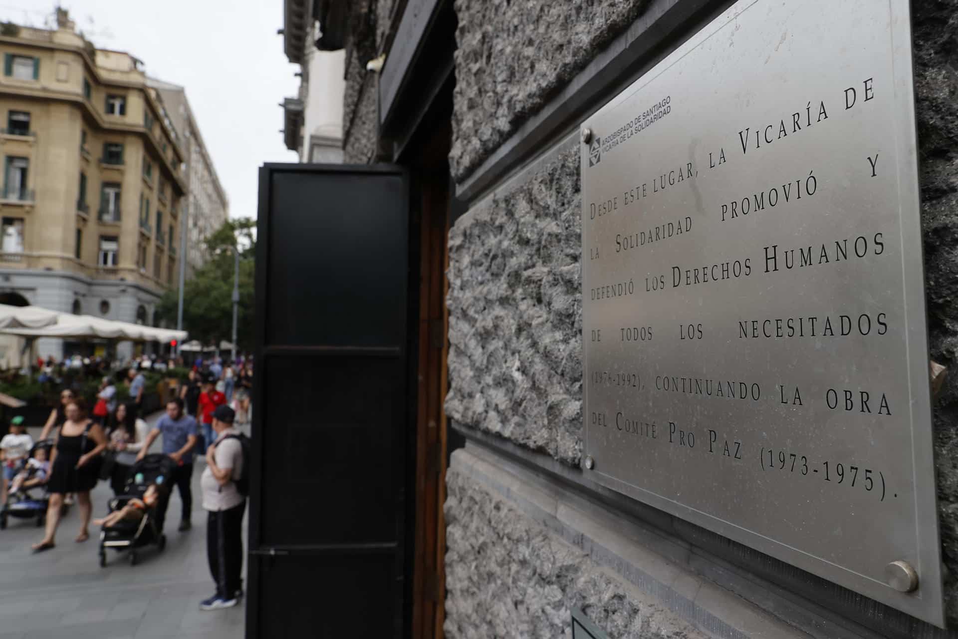 Fotografía de una placa conmemorativa en el frontis del edificio donde funcionó la Vicaría de la Solidaridad (1976-1992), en Santiago (Chile). EFE/ Elvis González