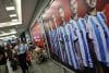 Fotografía que muestra un cartel con la imagen de algunos jugadores de la selección Argentina en el Aeroparque Jorge Newbery en Buenos Aires (Argentina). EFE/ Matías Martín Campaya
