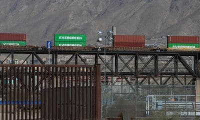 Fotografía que muestra un tren cargado con furgones mercantiles este martes, en el cruce las trece compuertas en Ciudad Juárez, Chihuahua (México). EFE/ Luis Torres