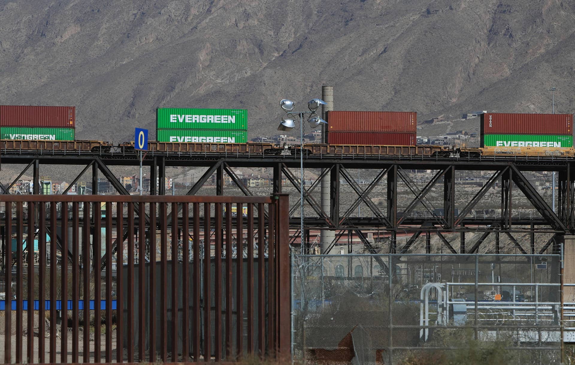 Fotografía que muestra un tren cargado con furgones mercantiles este martes, en el cruce las trece compuertas en Ciudad Juárez, Chihuahua (México). EFE/ Luis Torres