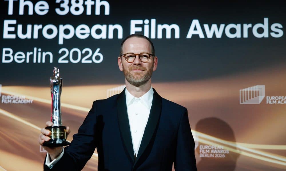 El cineasta noruego Joachim Trier posa con el premio al mejor director europeo por la película 'Sentimental Value' durante la ceremonia de entrega de los 38.º Premios del Cine Europeo, en Berlín. EFE/Clemens Bilan
