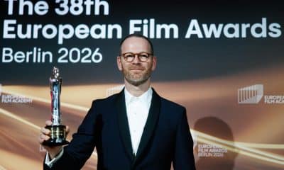 El cineasta noruego Joachim Trier posa con el premio al mejor director europeo por la película 'Sentimental Value' durante la ceremonia de entrega de los 38.º Premios del Cine Europeo, en Berlín. EFE/Clemens Bilan