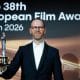 El cineasta noruego Joachim Trier posa con el premio al mejor director europeo por la película 'Sentimental Value' durante la ceremonia de entrega de los 38.º Premios del Cine Europeo, en Berlín. EFE/Clemens Bilan