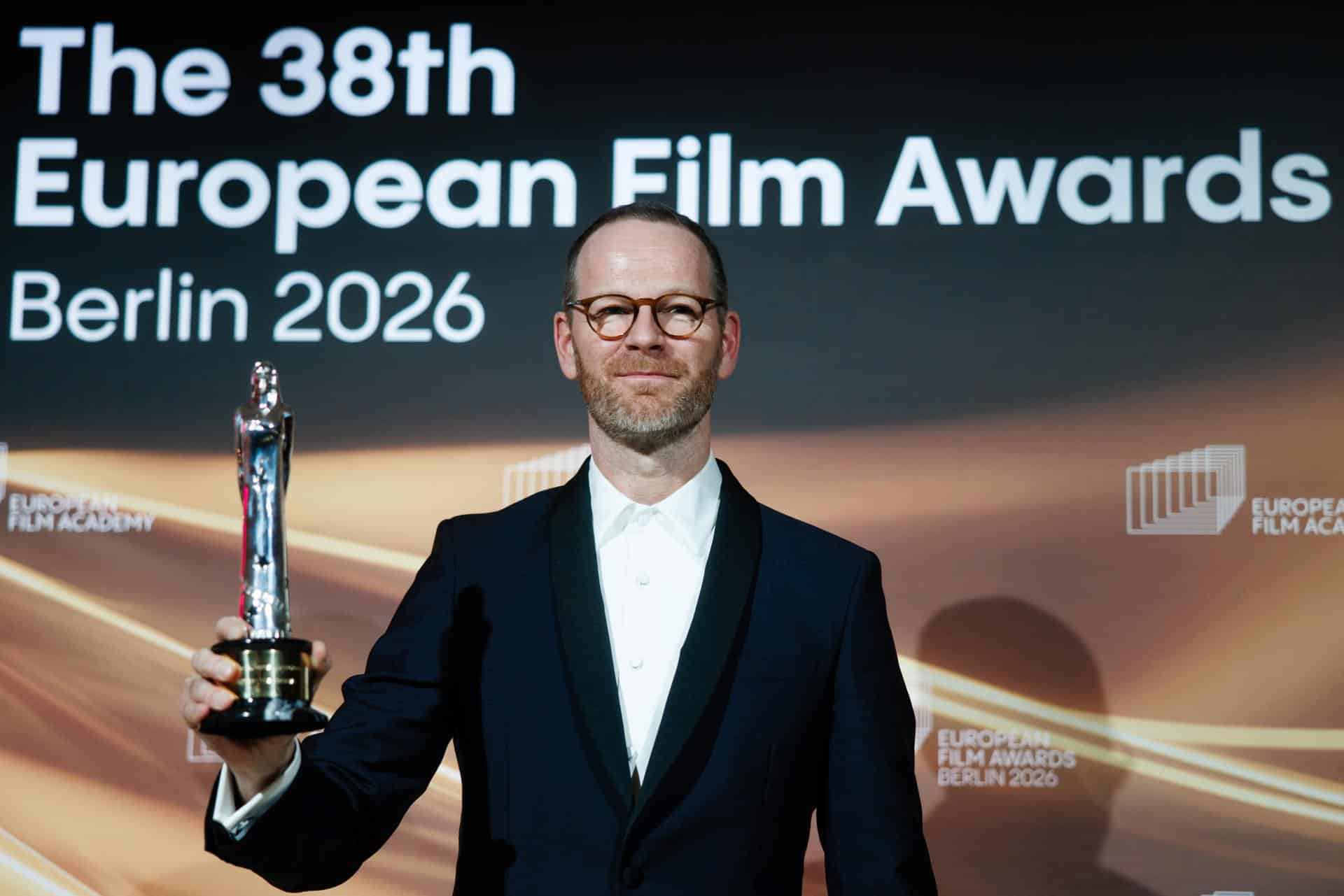 El cineasta noruego Joachim Trier posa con el premio al mejor director europeo por la película 'Sentimental Value' durante la ceremonia de entrega de los 38.º Premios del Cine Europeo, en Berlín. EFE/Clemens Bilan