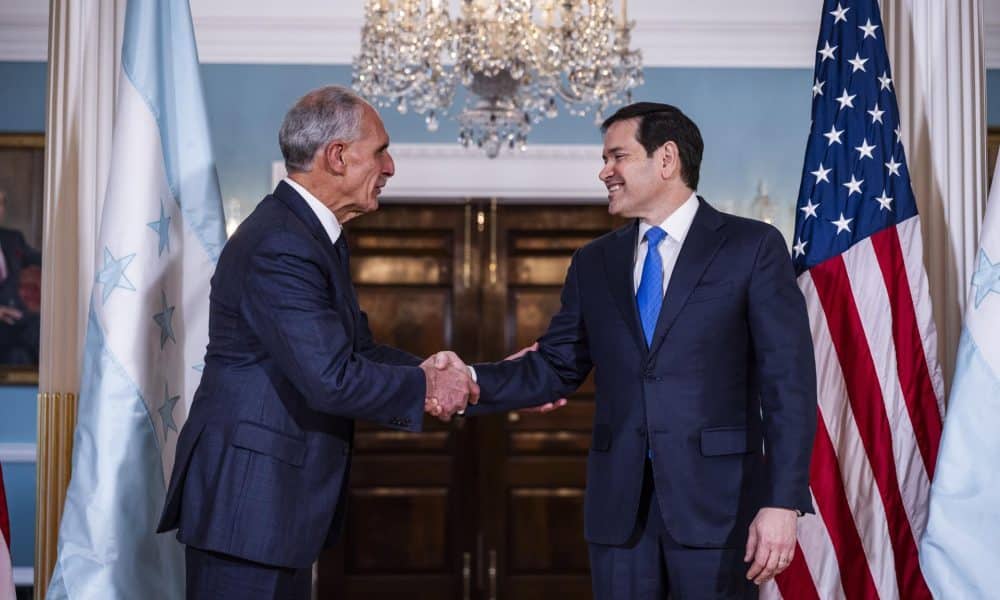 El secretario de Estado de Estados Unidos, Marco Rubio (d), estrecha la mano del presidente electo de Honduras, Nasry Asfura (i), en Washington, D.C., EE.UU., el 12 de enero de 2026. EFE/JIM LO SCALZO