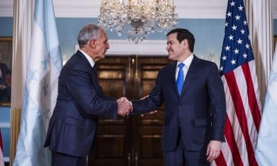 El secretario de Estado de Estados Unidos, Marco Rubio (d), estrecha la mano del presidente electo de Honduras, Nasry Asfura (i), en Washington, D.C., EE.UU., el 12 de enero de 2026. EFE/JIM LO SCALZO