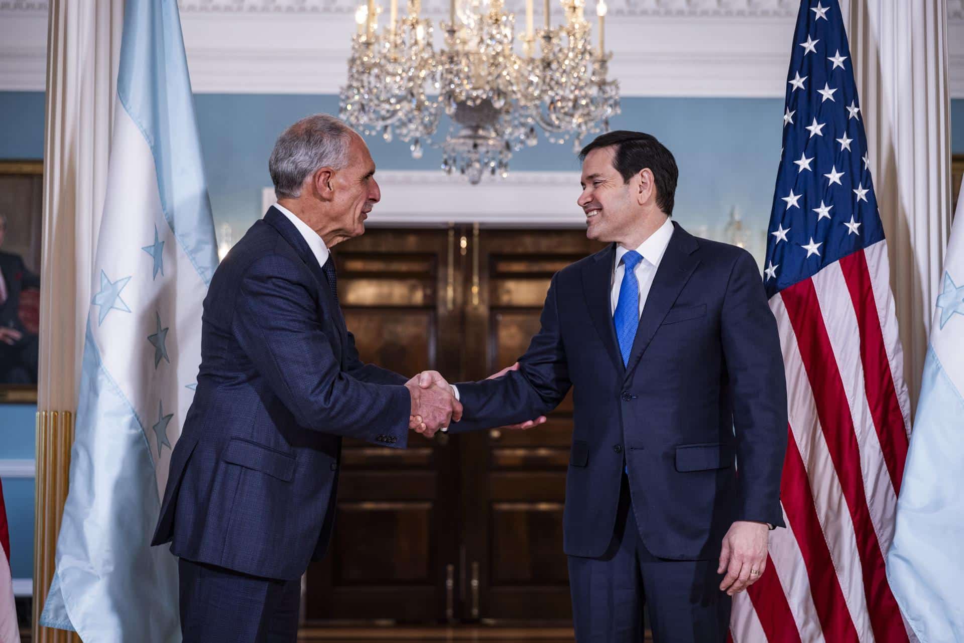 El secretario de Estado de Estados Unidos, Marco Rubio (d), estrecha la mano del presidente electo de Honduras, Nasry Asfura (i), en Washington, D.C., EE.UU., el 12 de enero de 2026. EFE/JIM LO SCALZO