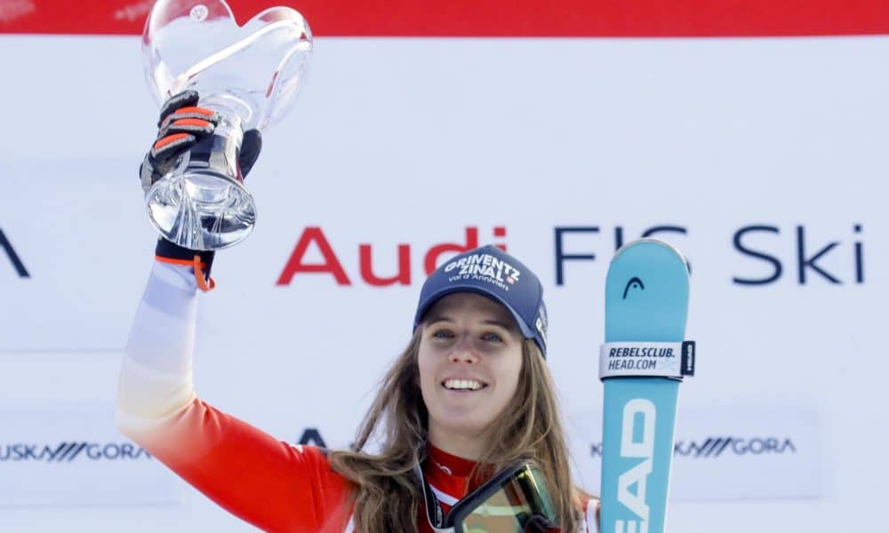 La suiza Camille Rast celebra en el podio después de ganar la carrera de eslalon femenino en la Copa Mundial de Esquí Alpino de la FIS en Kranjska Gora, Eslovenia. EFE/EPA/ANTONIO BAT