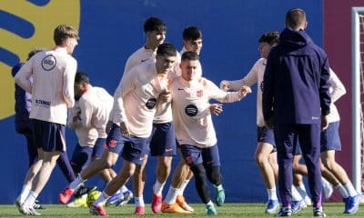 Los jugadores del FC Barcelona Pau Cubarsí (i) y Marc Casadó (d) durante el entrenamiento que el equipo azulgrana del FC Barcelona ha realizado este viernes. EFE/Enric Fontcuberta.