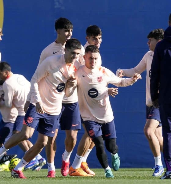 Los jugadores del FC Barcelona Pau Cubarsí (i) y Marc Casadó (d) durante el entrenamiento que el equipo azulgrana del FC Barcelona ha realizado este viernes. EFE/Enric Fontcuberta.
