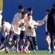 Los jugadores del FC Barcelona Pau Cubarsí (i) y Marc Casadó (d) durante el entrenamiento que el equipo azulgrana del FC Barcelona ha realizado este viernes. EFE/Enric Fontcuberta.