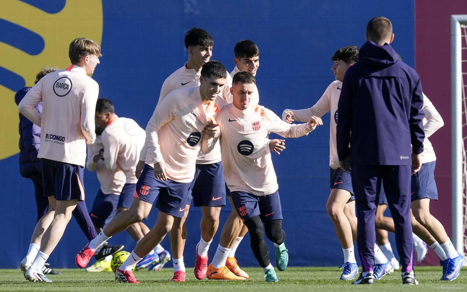 Los jugadores del FC Barcelona Pau Cubarsí (i) y Marc Casadó (d) durante el entrenamiento que el equipo azulgrana del FC Barcelona ha realizado este viernes. EFE/Enric Fontcuberta.