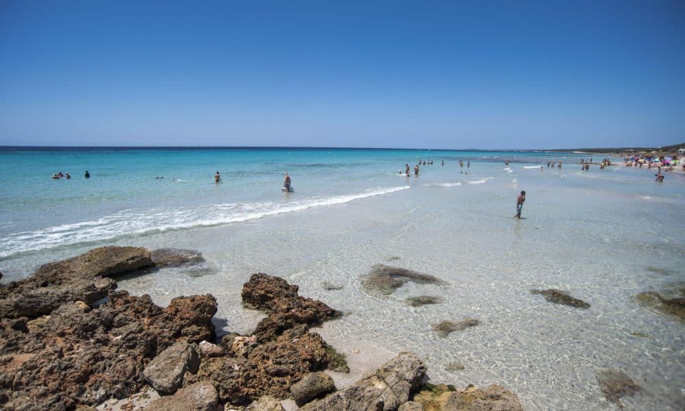 En la imagen de archivo, el mar Mediterràneo desde la playa de Son Bou, Menorca (Baleares, España). EFE/David Arquimbau Sintes