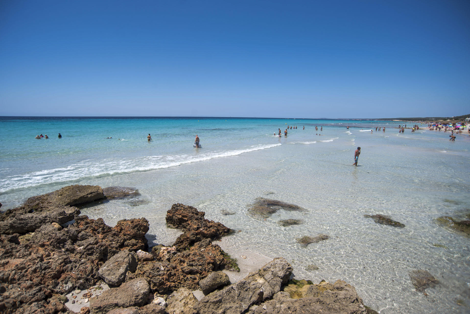 En la imagen de archivo, el mar Mediterràneo desde la playa de Son Bou, Menorca (Baleares, España). EFE/David Arquimbau Sintes