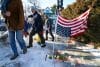 Personas dejan flores y una bandera estadounidense al revés en el lugar donde una mujer fue asesinada a tiros por un agente de Inmigración y Control de Aduanas (ICE) en Minneapolis, Minnesota. EFE/EPA/CRAIG LASSIG