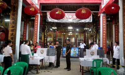 Archivo - RANGÚN (Birmania / Myanmar), 11/01/2026.- Voluntarios y funcionarios electorales recogen papeletas de una máquina de votación electrónica en un colegio electoral de Rangún, tras el cierre de la segunda fase de las elecciones organizadas por la junta birmana. EFE/EPA/NYEIN CHAN NAING