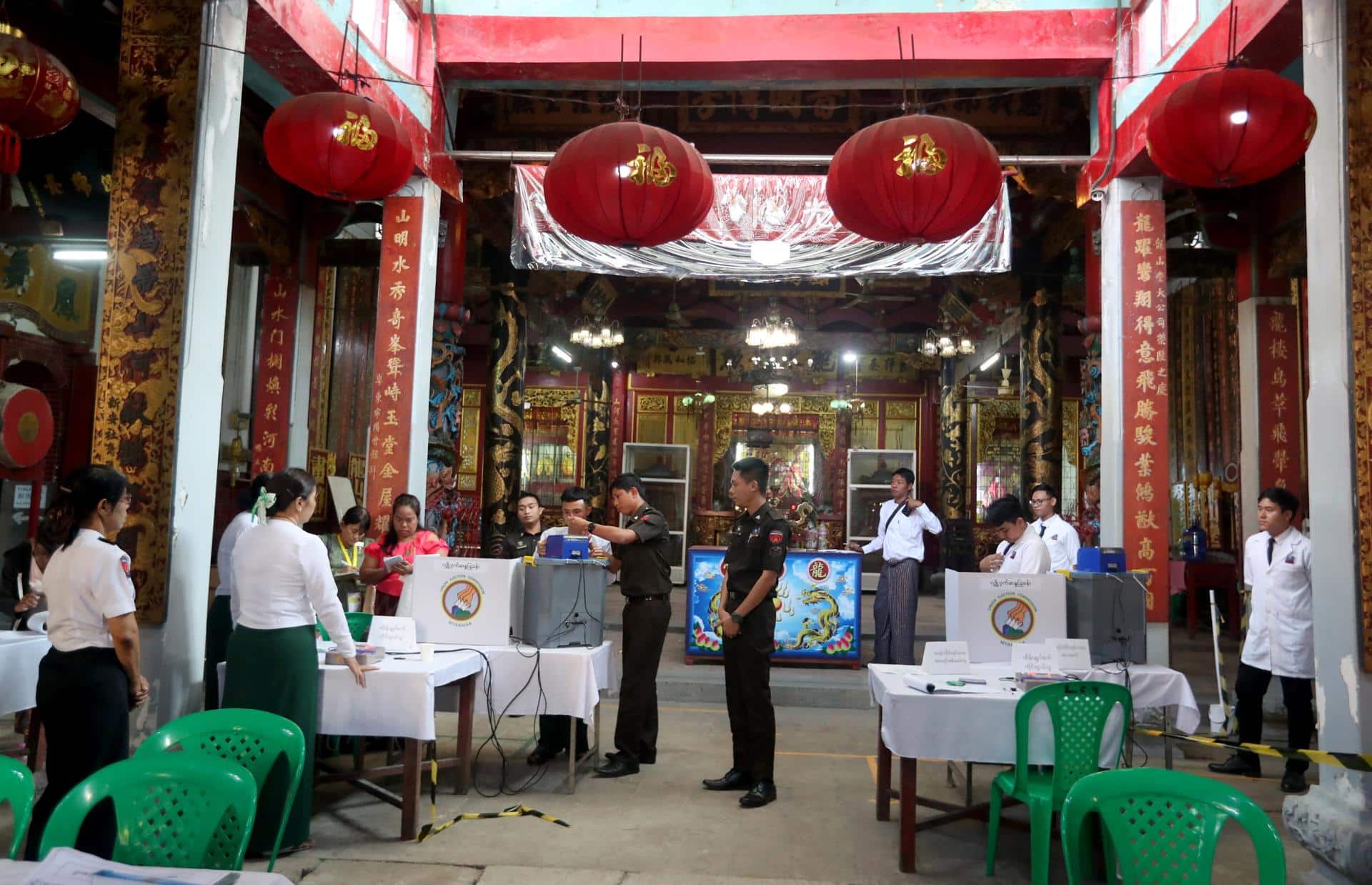 Archivo - RANGÚN (Birmania / Myanmar), 11/01/2026.- Voluntarios y funcionarios electorales recogen papeletas de una máquina de votación electrónica en un colegio electoral de Rangún, tras el cierre de la segunda fase de las elecciones organizadas por la junta birmana. EFE/EPA/NYEIN CHAN NAING