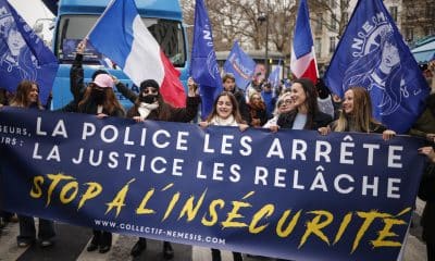 Miembros de la policía francesa gritan consignas y ondean banderas durante una manifestación nacional en París, Francia, el 31 de enero de 2026, exigiendo mejores salarios y condiciones laborales. (Protestas, Francia) EFE/EPA/YOAN VALAT