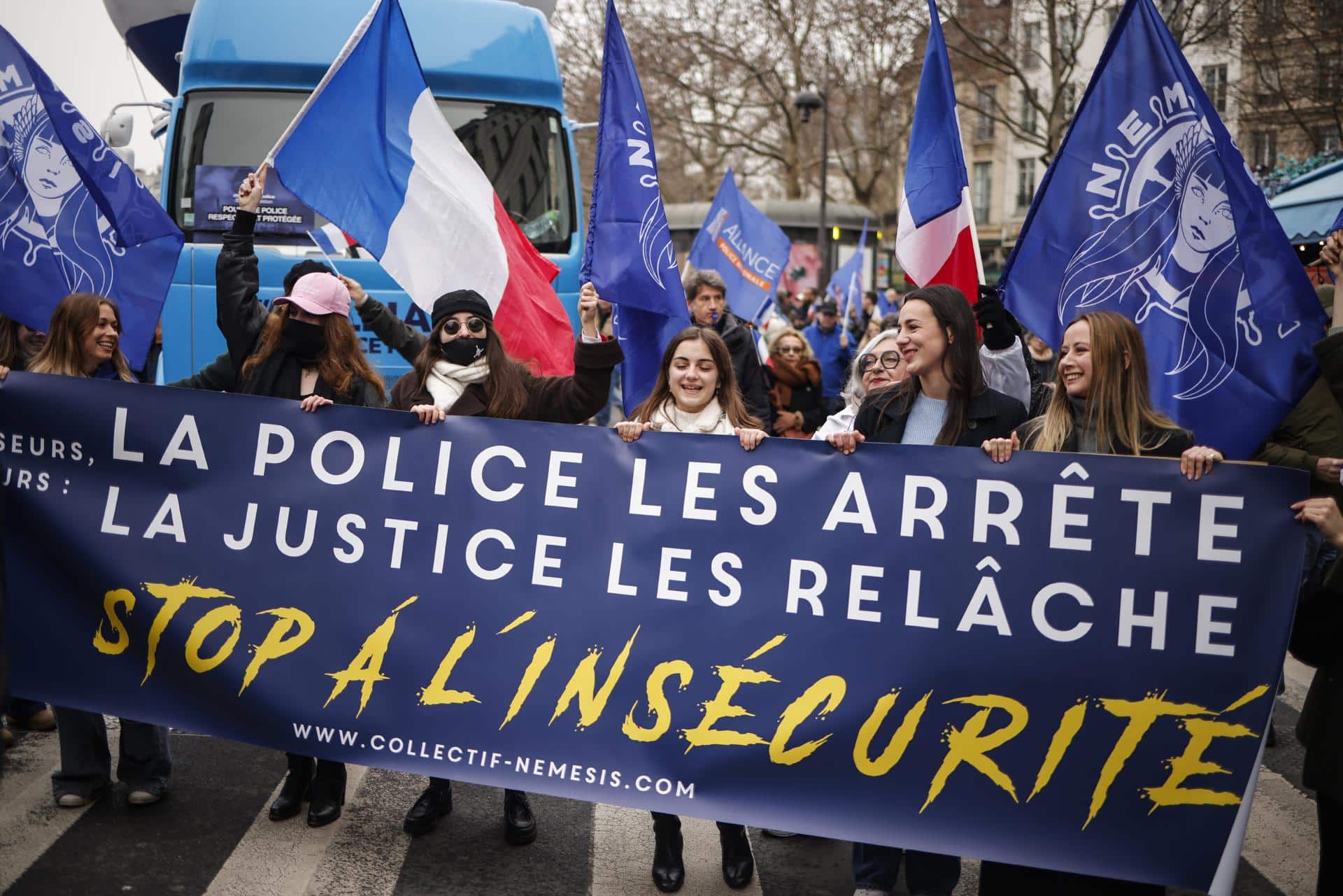 Miembros de la policía francesa gritan consignas y ondean banderas durante una manifestación nacional en París, Francia, el 31 de enero de 2026, exigiendo mejores salarios y condiciones laborales. (Protestas, Francia) EFE/EPA/YOAN VALAT
