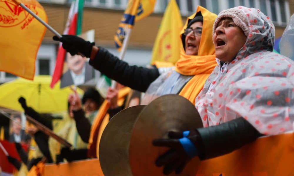 Los partidarios del Consejo Nacional de la Resistencia de Irán asisten a una concentración en apoyo del levantamiento del pueblo iraní por la democracia en la Plaza Schuman en Bruselas, Bélgica, 09 de enero de 2026. La manifestación tiene lugar junto a una conferencia de prensa que presenta nueva información sobre las protestas antigubernamentales a nivel nacional que comenzaron a finales de diciembre de 2025 en todo Irán a pesar de una fuerte represión. (Protestas, Bélgica, Bruselas) EFE/EPA/OLIVIER HOSLET