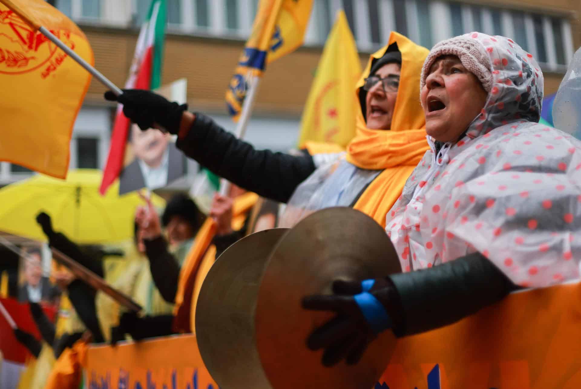 Los partidarios del Consejo Nacional de la Resistencia de Irán asisten a una concentración en apoyo del levantamiento del pueblo iraní por la democracia en la Plaza Schuman en Bruselas, Bélgica, 09 de enero de 2026. La manifestación tiene lugar junto a una conferencia de prensa que presenta nueva información sobre las protestas antigubernamentales a nivel nacional que comenzaron a finales de diciembre de 2025 en todo Irán a pesar de una fuerte represión. (Protestas, Bélgica, Bruselas) EFE/EPA/OLIVIER HOSLET