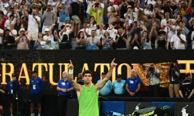 Carlos Alcaraz, numero uno del mundo, celebra su triunfo ante el alemán Alexander Zverev en semifinales del Abierto de Australia, que le sitúa en la final del Abierto de Australia por primera vez y como quinto jugador español en la historia.