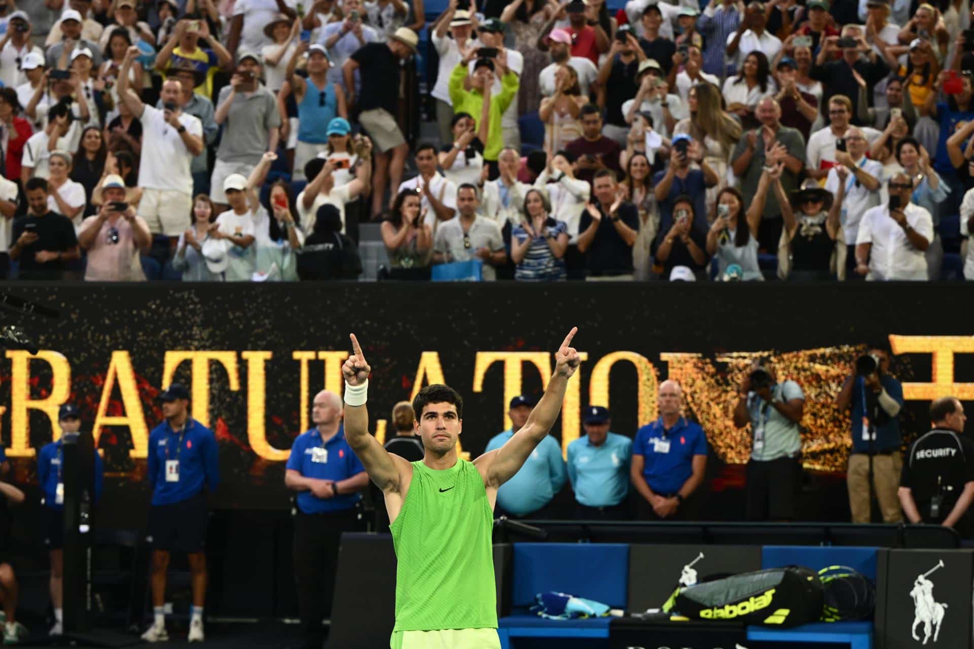Carlos Alcaraz, numero uno del mundo, celebra su triunfo ante el alemán Alexander Zverev en semifinales del Abierto de Australia, que le sitúa en la final del Abierto de Australia por primera vez y como quinto jugador español en la historia.