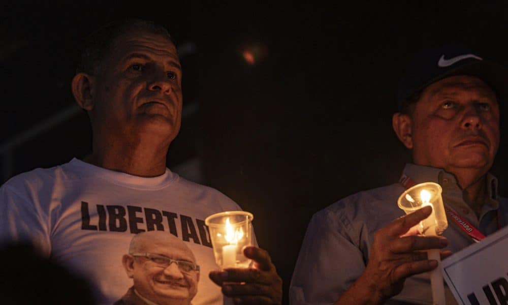 Personas sostienen velas durante una jornada de oración este 16 de enero de 2026, en Maracaibo (Venezuela). EFE/ Henry Chirinos