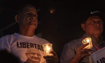 Personas sostienen velas durante una jornada de oración este 16 de enero de 2026, en Maracaibo (Venezuela). EFE/ Henry Chirinos