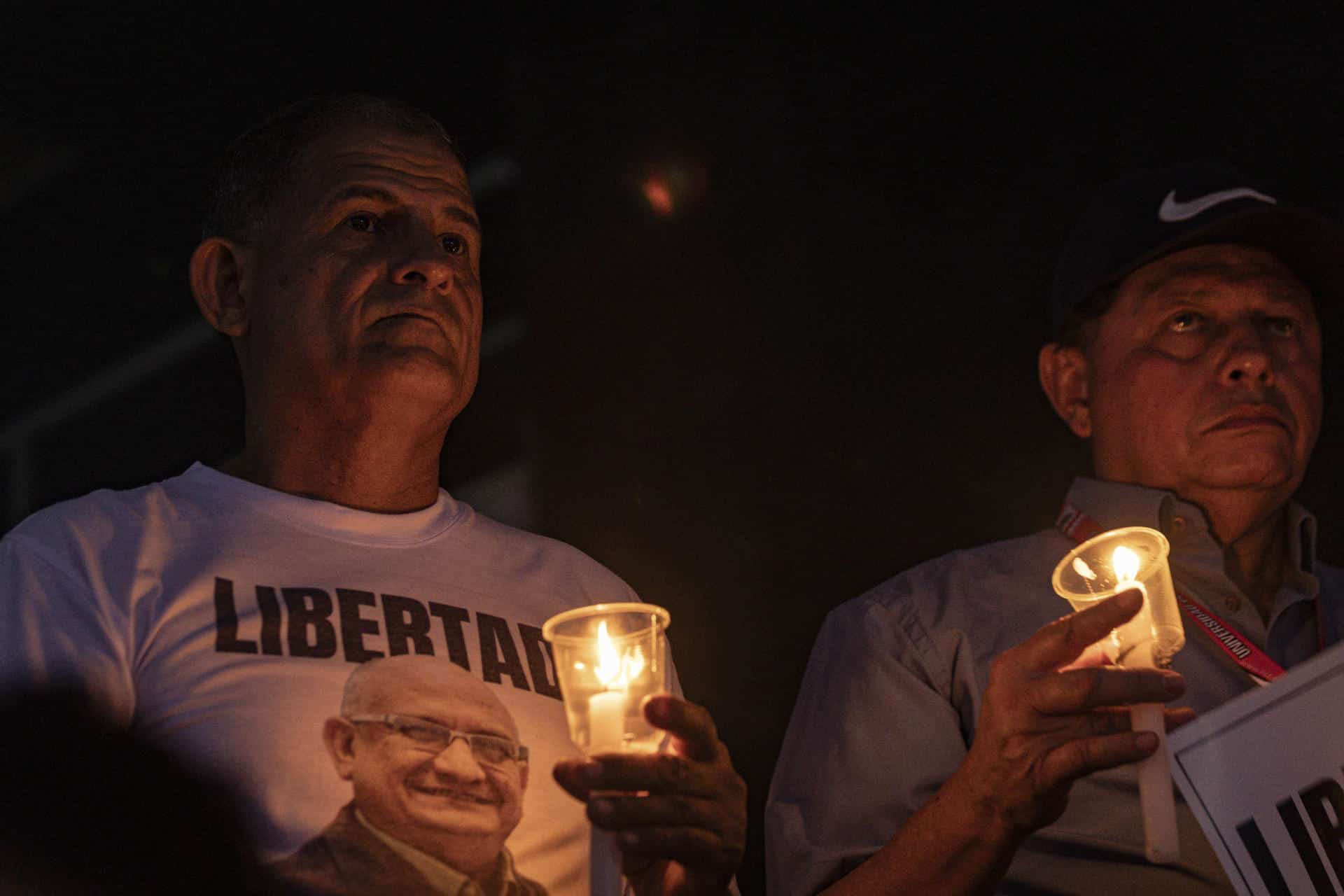 Personas sostienen velas durante una jornada de oración este 16 de enero de 2026, en Maracaibo (Venezuela). EFE/ Henry Chirinos