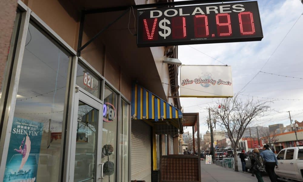 Fotografía de archivo del tablero con la cifra del cambio de dólar en una casa de cambio en ciudad Juárez, en el estado de Chihuahua (México). EFE/ Luis Torres