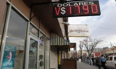 Fotografía de archivo del tablero con la cifra del cambio de dólar en una casa de cambio en ciudad Juárez, en el estado de Chihuahua (México). EFE/ Luis Torres