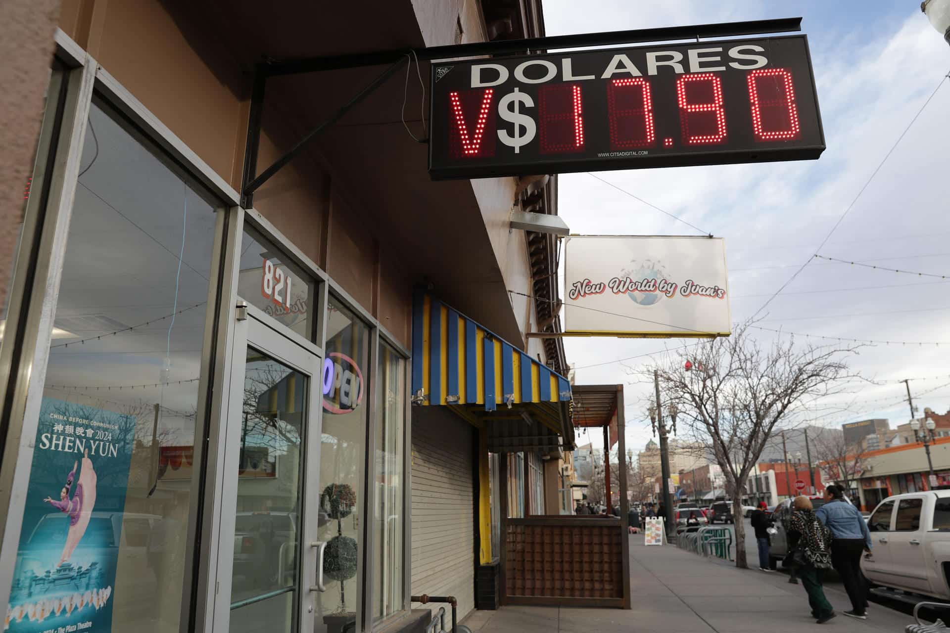 Fotografía de archivo del tablero con la cifra del cambio de dólar en una casa de cambio en ciudad Juárez, en el estado de Chihuahua (México). EFE/ Luis Torres