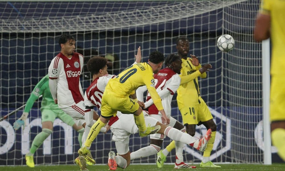 El centrocampista del Villarreal Alberto Moleiro (c) en acción durante el partido de la jornada 7 de la Liga de Campeones UEFA que disputaron el Villarreal CF y el FC Ajax, en el Estadio de la Cerámica. EFE/ Manuel Bruque