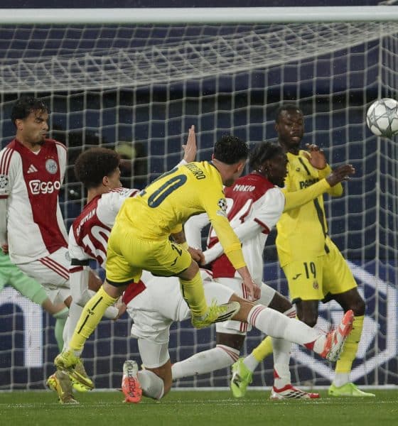 El centrocampista del Villarreal Alberto Moleiro (c) en acción durante el partido de la jornada 7 de la Liga de Campeones UEFA que disputaron el Villarreal CF y el FC Ajax, en el Estadio de la Cerámica. EFE/ Manuel Bruque
