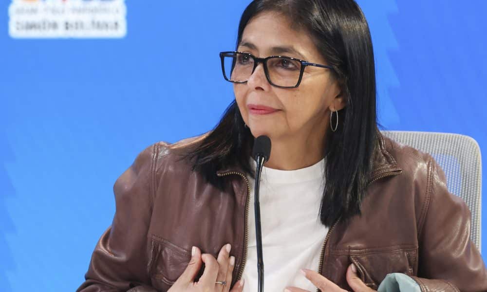 Fotografía cedida por el Palacio de Miraflores que muestra a la presidenta encargada de Venezuela, Delcy Rodríguez, en un acto de gobierno, en Caracas (Venezuela). Rodríguez y los partidos chavistas agrupados en el Gran Polo Patriótico se comprometieron con "el rescate" de Nicolás Maduro y su esposa, Cilia Flores, detenidos en Estados Unidos tras su captura el sábado en Caracas por parte de fuerzas de este país. EFE/ Palacio de Miraflores
