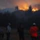 Personas observan un incendio forestal este lunes, en la comuna de Chaimávida, en Concepción a unos 491 km aproximadamente de Santiago (Chile). Los megaincendios originados el sábado pasado han destruido hasta ahora más de 30.000 hectáreas en las regiones de Biobío y Ñuble, a 400 y 500 kilómetros al sur de Santiago, respectivamente, y han obligado a evacuar decenas de miles de personas. EFE/ Adriana Thomasa