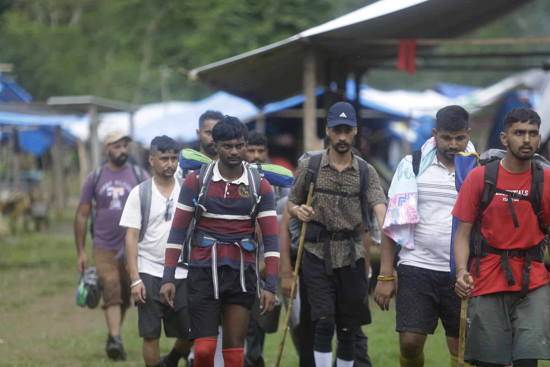 Migrantes de diferentes nacionalidades cruzan un campamento en medio de un operativo en plena selva del Darién, frontera natural entre Colombia y Panamá. Imagen de archivo. EFE/Carlos Lemos