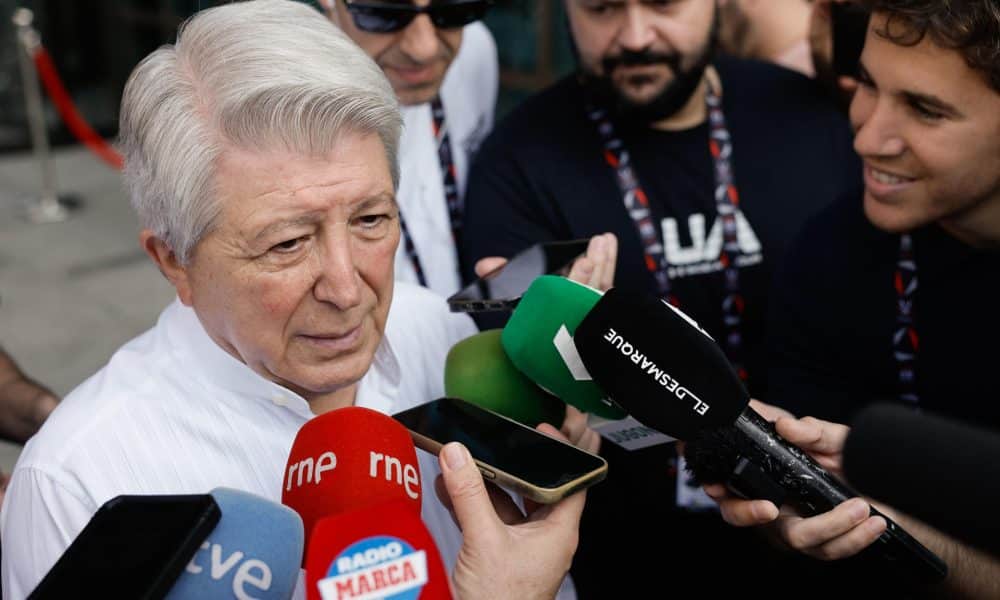 El presidente del Atlético de Madrid, Enrique Cerezo, atiende a los medios congregados ante el hotel de concentración del equipo horas antes del partido de semifinales de la Supercopa de España contra el Real Madrid, en Yeda (Arabia Saudí). EFE/ Kai Forsterling