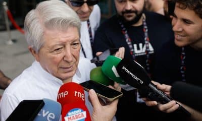 El presidente del Atlético de Madrid, Enrique Cerezo, atiende a los medios congregados ante el hotel de concentración del equipo horas antes del partido de semifinales de la Supercopa de España contra el Real Madrid, en Yeda (Arabia Saudí). EFE/ Kai Forsterling