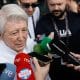 El presidente del Atlético de Madrid, Enrique Cerezo, atiende a los medios congregados ante el hotel de concentración del equipo horas antes del partido de semifinales de la Supercopa de España contra el Real Madrid, en Yeda (Arabia Saudí). EFE/ Kai Forsterling