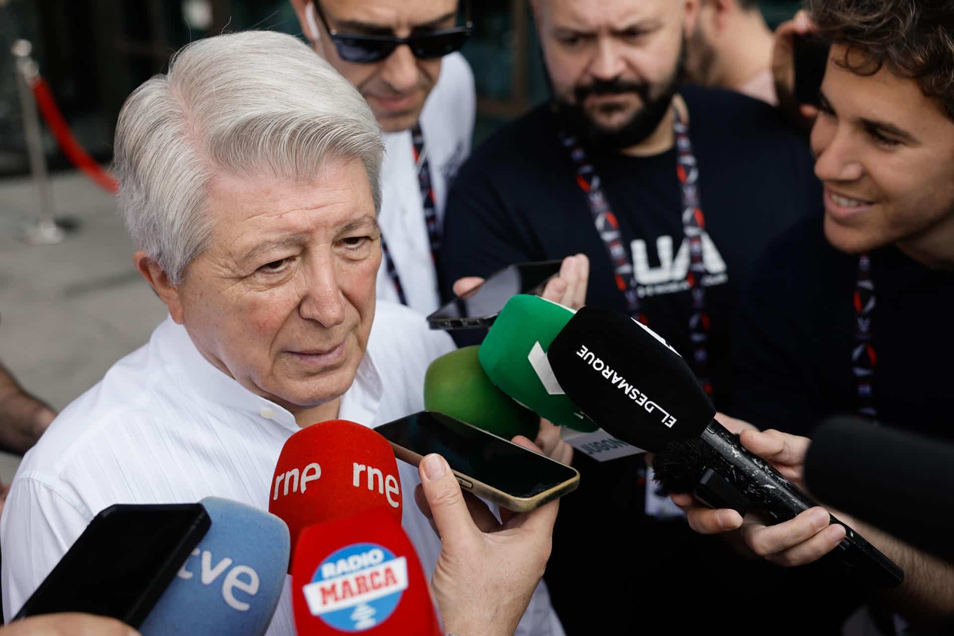 El presidente del Atlético de Madrid, Enrique Cerezo, atiende a los medios congregados ante el hotel de concentración del equipo horas antes del partido de semifinales de la Supercopa de España contra el Real Madrid, en Yeda (Arabia Saudí). EFE/ Kai Forsterling