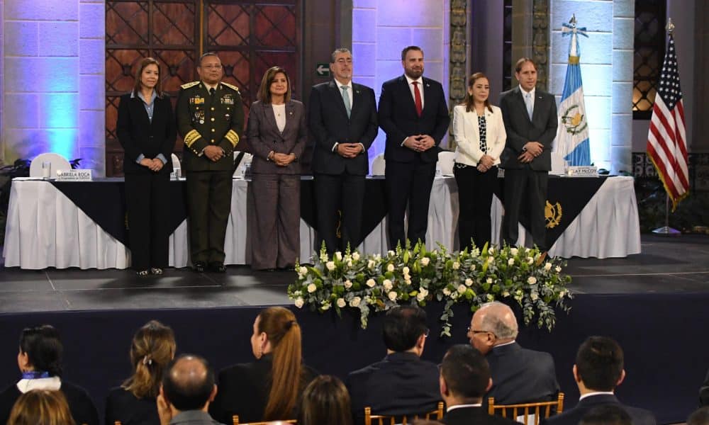 El embajador de los Estados Unidos en Guatemala, Tobin Bradley (3-d), asiste junto al presidente de Guatemala, Bernardo Arevalo (c), a una rueda de prensa este jueves, en el Palacio Nacional en Ciudad de Guatemala (Guatemala). EFE/ Alex Cruz