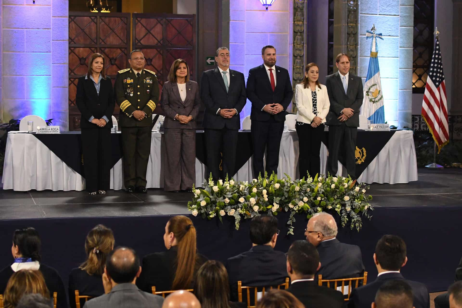El embajador de los Estados Unidos en Guatemala, Tobin Bradley (3-d), asiste junto al presidente de Guatemala, Bernardo Arevalo (c), a una rueda de prensa este jueves, en el Palacio Nacional en Ciudad de Guatemala (Guatemala). EFE/ Alex Cruz